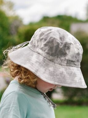 Jan & Jul Kids' Gray Tie-Dye Bucket Hat with Chin Strap Size L